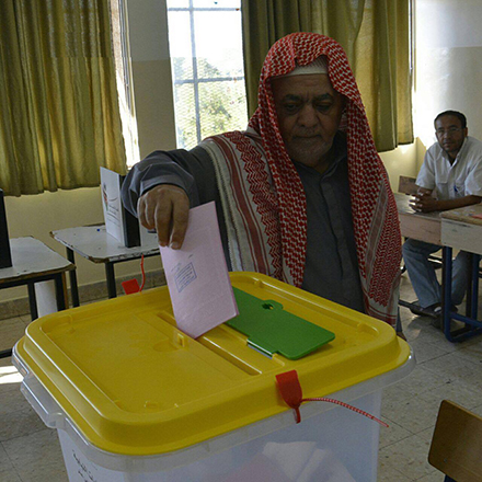 A senior citizen casts his ballot at a polling station in Amman on Tuesday (Photo by Amjad Ghsoun)